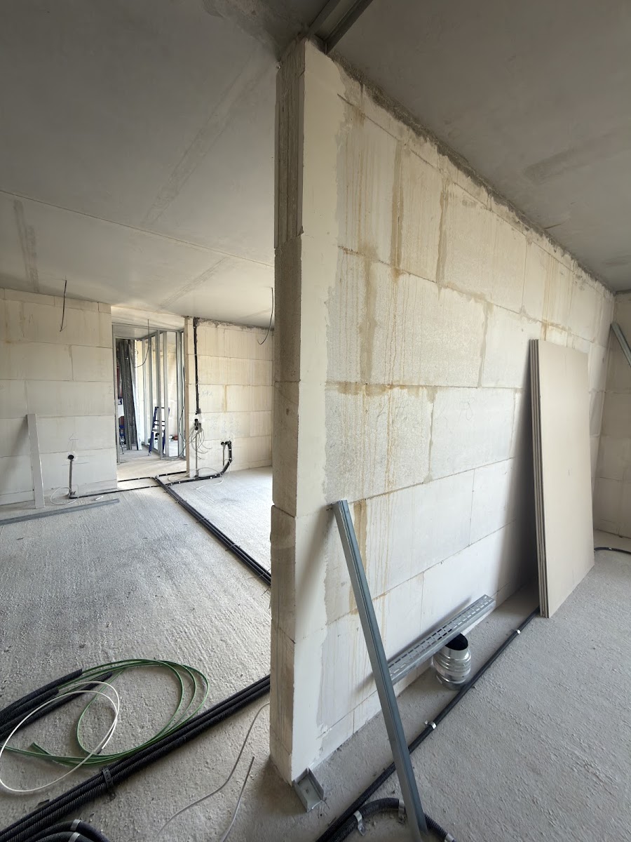 Innenausbau im Rohbau, Trockenbauwand und Elektro-Installation
