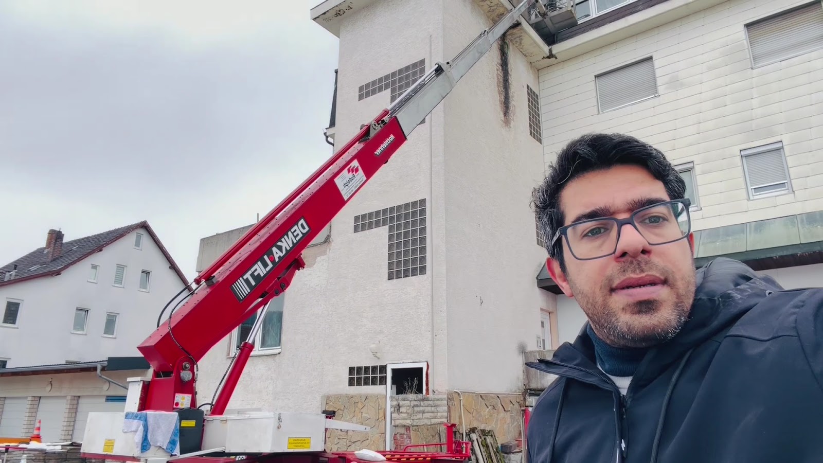 SERVICE PLUS COBURG im Einsatz mit Hebebühne an einer Fassade