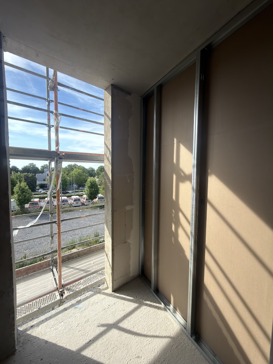 Balkon im Rohbau mit Blick auf das Baugerüst