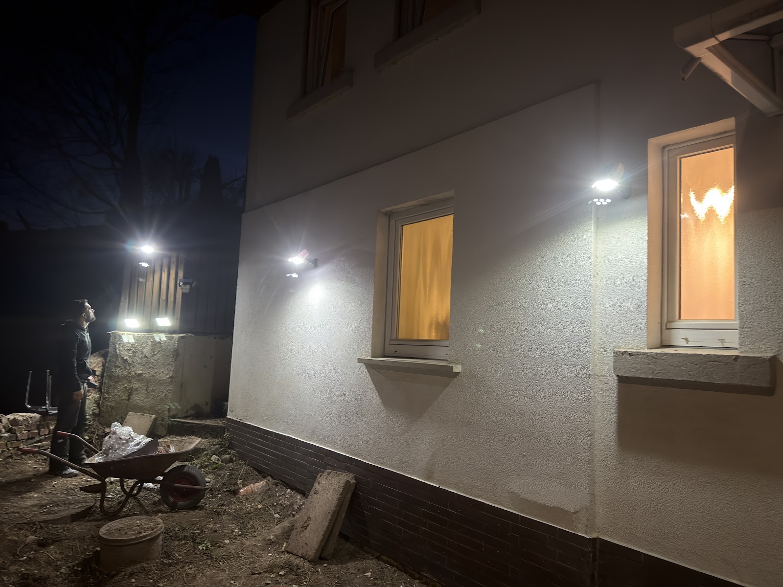 Montage einer Außenbeleuchtung am Abend